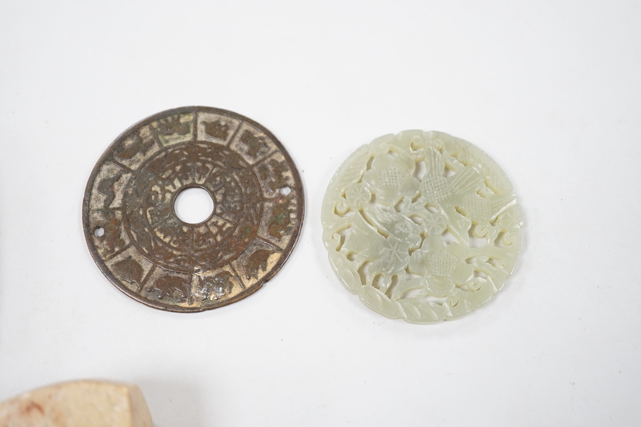 A collection of Chinese jade and hardstone items in an Imari dish
